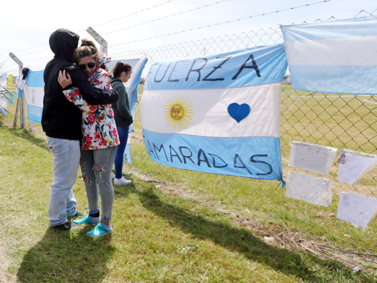  Parents et amis de Tagliapietra, l'un des 44 membres d'équipage des disparus en mer ARA San 