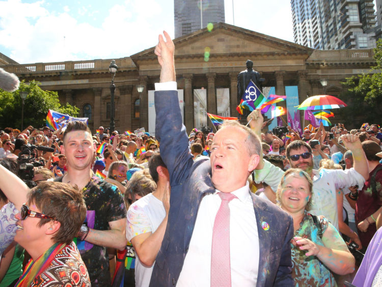  MELBOURNE, AUSTRALIE - 15 NOVEMBRE: Le chef de l'opposition Bill Shorten célèbre dans la foule lors de l'annonce officielle des résultats du sondage postal de Melbourne de Victoria le 15 novembre 2017 à Melbourne, en Australie Les Australiens ont voté pour que les lois sur le mariage soient modifiées afin de permettre le mariage entre conjoints de même sexe, avec le oui. 