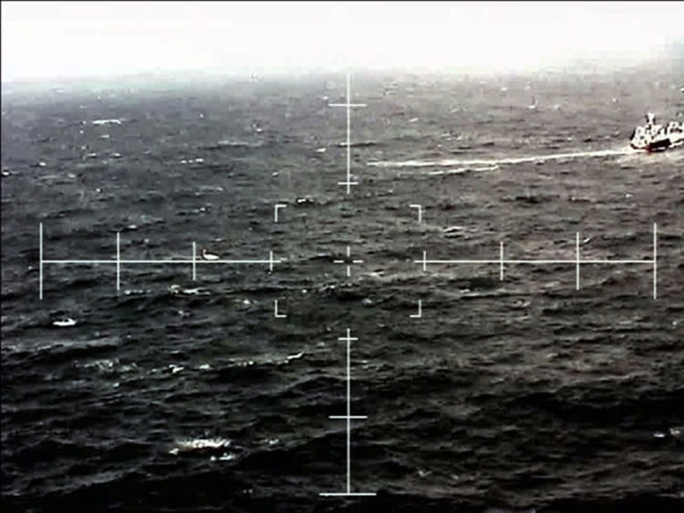  RFA Argus venant en aide à un marin britannique frappé dans une mer agitée dans le golfe de Gascogne 