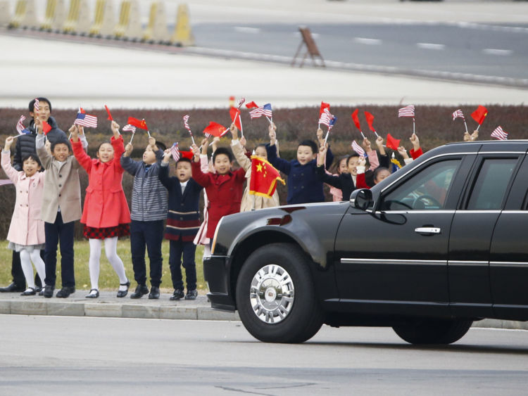  Les enfants chinois saluent M. Trump après son arrivée à Pékin ing 