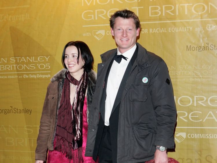   Benedict Allen et son invité arrivent à la cérémonie de remise des prix Morgan Stanley Great Britain's # 5; au Guildhall le 26 janvier 2006 à Londres, en Angleterre. célèbre la réussite britannique exceptionnelle en 2005 