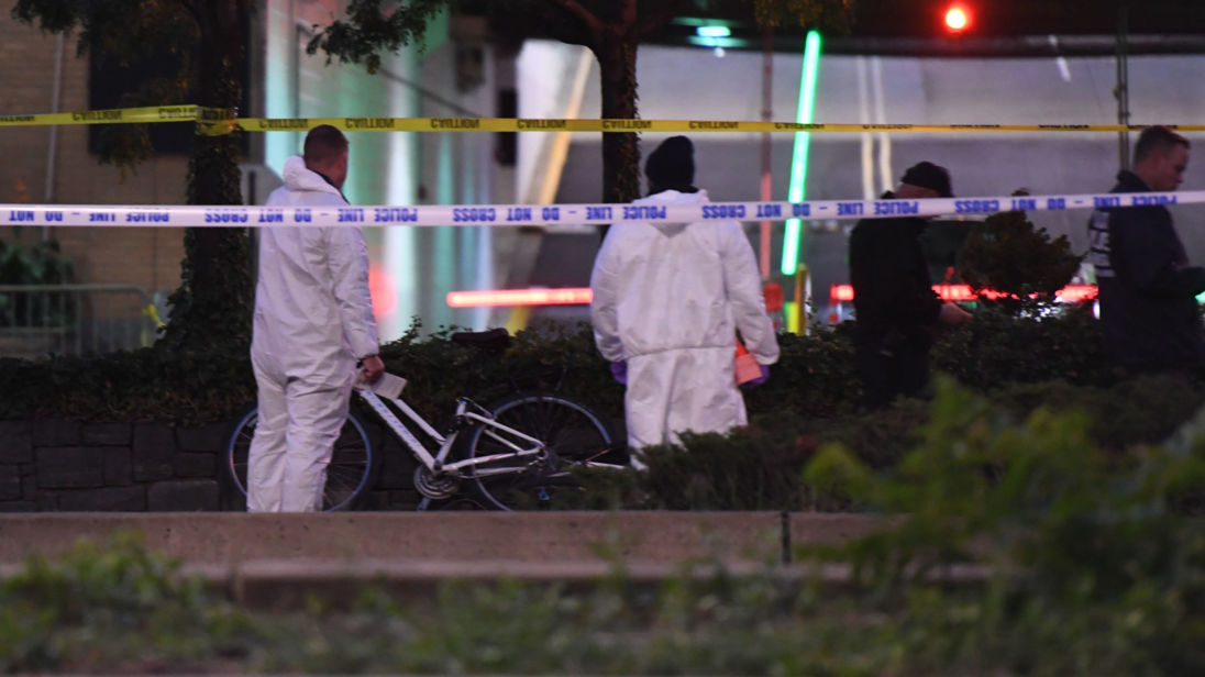  Des équipes médico-légales enquêtent sur la scène de l'attentat de New York 