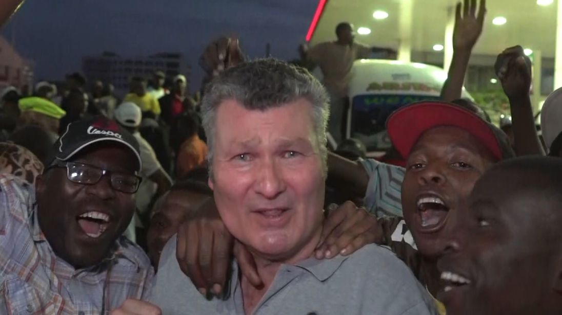  [Chris Mutsvangwa]chef du groupe des vétérans de guerre du Zimbabwe, a décrit la démission de M. Mugabe comme "la fin d'une année très douloureuse". triste chapitre de l'histoire d'une jeune nation, où un dictateur, devenu vieux, livra sa cour à une bande de voleurs autour de sa femme. "</p>
<p> Pendant ce temps, le Premier ministre britannique Theresa May a dit que le Zimbabwe avait l'occasion pour "forger une nouvelle voie libérée de l'oppression qui caractérisait son règne" </p>
<p> <strong> :: Quelle suite pour l'économie paralysée du Zimbabwe? </strong> </p>
<p> Elle a dit: "Ces derniers jours, nous avons vu le désir de le peuple zimbabwéen pour des élections libres et équitables et la possibilité de reconstruire l'économie du pays sous un gouvernement légitime. </p>
<p> "En tant qu'ami le plus ancien du Zimbabwe, nous ferons tout notre possible pour le soutenir, en travaillant avec nos partenaires internationaux et régionaux. </p>
<p> <strong> :: Regarder notre reportage spécial <em> Robert Mugabe: Fin du Dictateur </em> sur Sky News à 19h30 et 21h30 ce soir </strong></p>
</p></div>
</pre>
		</div>

				<footer class=