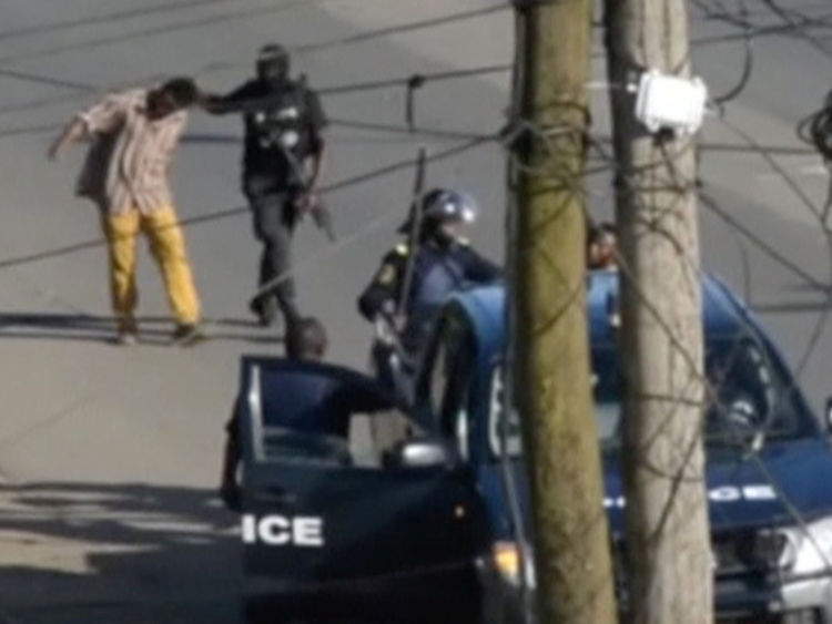  Une photo prise d'une vidéo montre un policier arrêtant un homme dans la ville anglophone de Buea. , Cameroun 