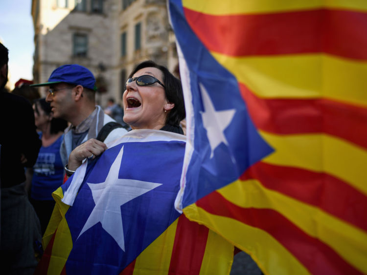  Des drapeaux séparatistes catalans sont brandis devant le Palais de la Generalitat à Barcelone
