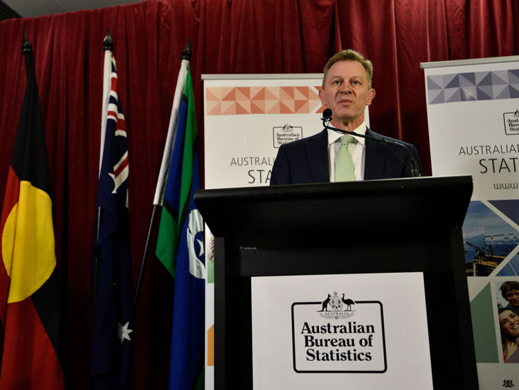 David Kalisch de l'Australian Bureau of Statistics annonce le résultat de l'Enquête postale sur le mariage le 15 novembre 2017 à Canberra, Australie. les aliens ont voté pour que les lois sur le mariage soient modifiées pour permettre le mariage homosexuel, avec le vote du Oui réclamant 61,6% à 38,4% pour le vote non. Malgré la victoire de Yes, le résultat de l'enquête australienne sur le mariage n'est pas contraignant, et le processus de changement des lois actuelles passera au Parliame australien 