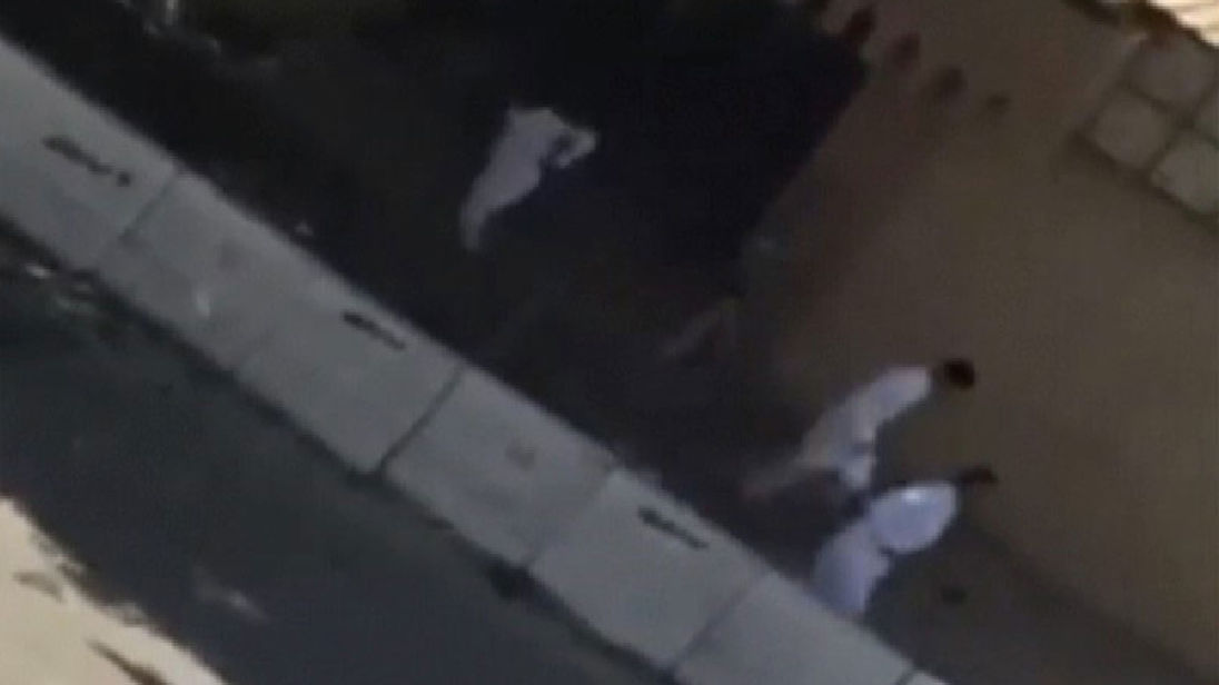 Les adorateurs fuient la mosquée. Pic: Crédit: Bir Al-Abed 