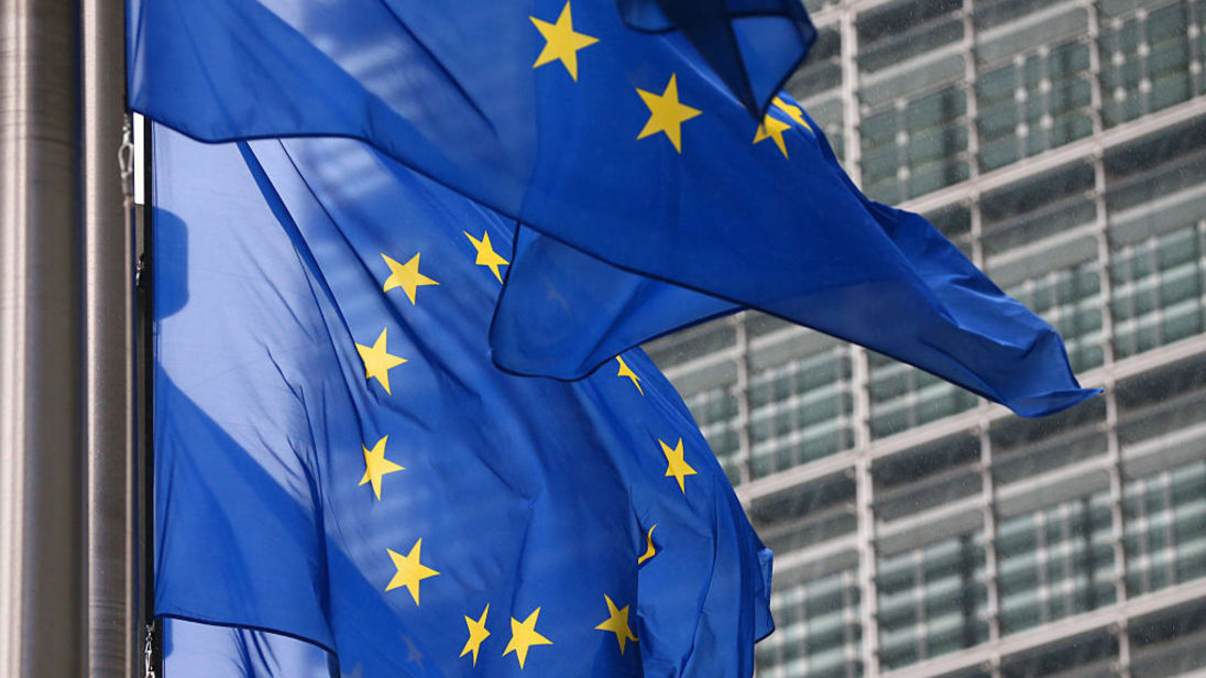  Un drapeau de l'UE vole en dehors de la Commission européenne à Bruxelles 