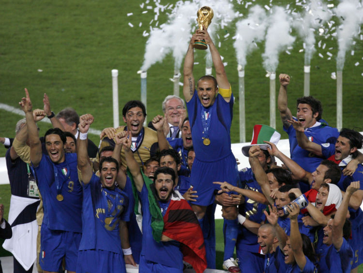  Les joueurs italiens lèvent la Coupe du monde après la finale de 2006 