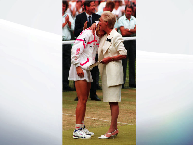  Jana Navotna a été réconfortée par la duchesse de Kent après avoir perdu contre Steffi Graff à Wimbledon en 1993 
