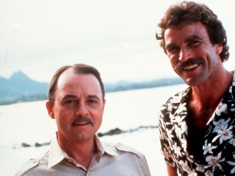  John Hillerman et Tom. John Hillerman et Tom Selleck sur le plateau de Magnum PI </span><br />
      </figcaption>
</figure>
</div>
<p> Avant de jouer le rôle de directeur du domaine de Magnum à Hawaii, Hillerman a joué dans certains des plus grands films des années 1970 – dont celui de Peter Bogdanovich. Le dernier spectacle d'images et </p>
<p> Il a également joué le rôle de l'un des nombreux Johnsons dans la propre version de Mel Brooks d'un western, le comique Blazing Saddler. </p>
<p> Mais aucun de ses rôles de film n'avait l'allure de Higgins. Son neveu Chris Tritico, qui a révélé la mort de Hillerman, a déclaré que le rôle préféré de l'acteur était dans la série télévisée des années 1980. </p>
<p> "La raison pour laquelle il n'a pas pris un autre rôle important est de refuser de faire une sitcom après Magnum. "Il a dit:" Il voulait continuer à faire le travail sérieux qu'il ressentait Magnum. "</p>
<p> En rendant hommage à son oncle, un vétéran des forces aériennes, il a ajouté:" Il avait un sens de l'humour exceptionnel et était Je ne pouvais pas jouer au Scrabble avec lui. »</p>
<p> Hillerman a pris sa retraite il y a environ 17 ans, se contentant de quitter Hollywood et de retourner dans son état natal, le Texas </p>
<p>. sa demande, aucun service n'aura lieu. </p>
</p></div>
</pre>
		</div>

				<footer class=