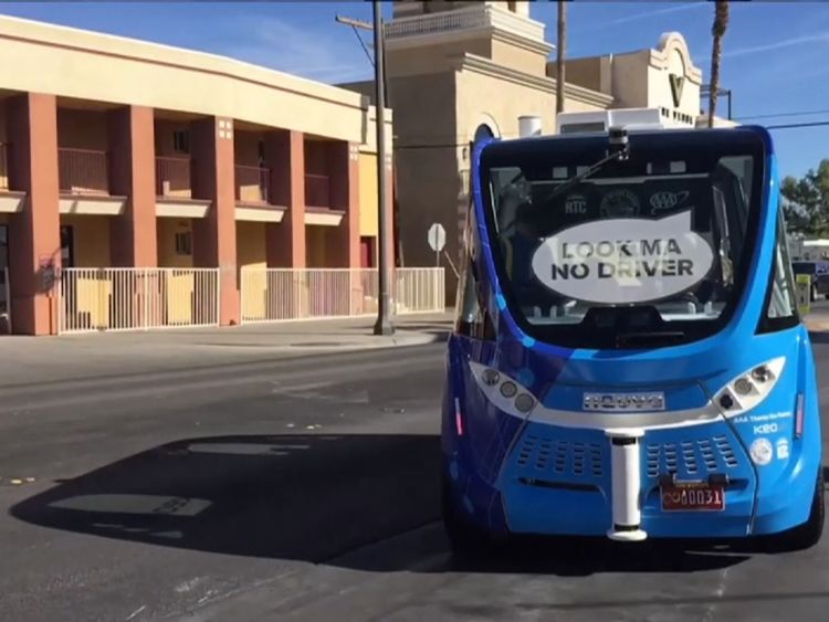  Un panneau à l'arrière de la fenêtre indique: "Regarde mon conducteur" 