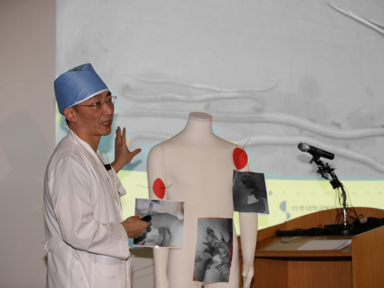  Un chirurgien Lee Cook-jong donne un briefing lors d'une conférence de presse dans un hôpital de Suwon, Corée du Sud, 15 novembre 2017 