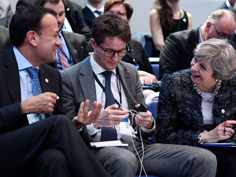  Premier ministre de l'Irlande Leo Varadkar (L) et le Premier ministre britannique Theresa May (R) discutent à l'avance une session de discussion lors du Sommet social européen à Göteborg, en Suède 