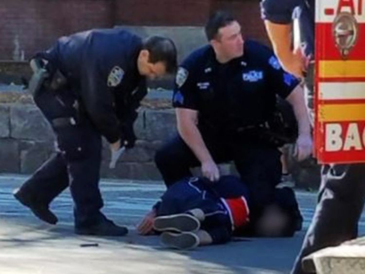 NYPD officiers avec les moments suspects après qu'il a été tiré 