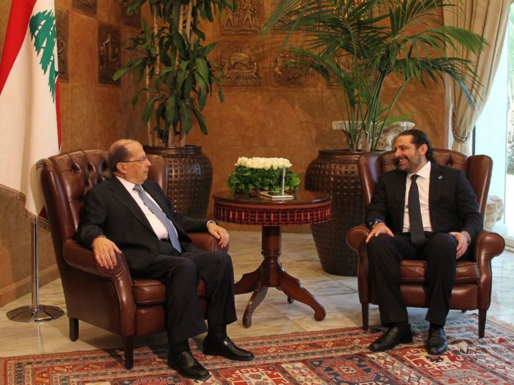  Président Michel Aoun (à gauche) rencontre avec le nouveau Premier Ministre Saad Hariri en novembre 2016 
