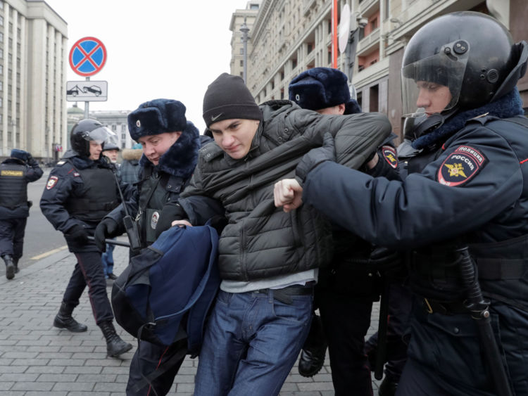  Les policiers arrêtent un homme, soupçonné d'être un manifestant anti-gouvernement, dans le centre de Moscou, Russie 5 novembre 2017. REUTERS / Tatyana Makeyeva 