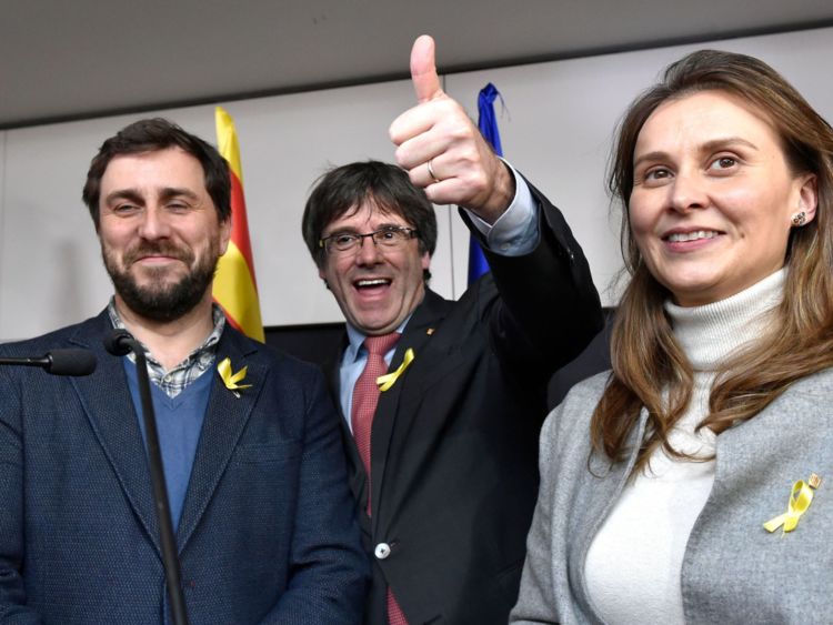  Le président catalan Axes Carles Puigdemont, accompagné de l'ancien ministre catalan de la Santé Antoni Comin (L) et de l'ancien ministre catalan de l'Agriculture, de l'Elevage, de la Pêche et de l'Alimentation Meritxell Serret réagit aux résultats des élections régionales en Catalogne au Square - Brussels Meeting Centre à Bruxelles le 21 décembre 2017. Les séparatistes catalans ont remporté un sondage instantané crucial le 22 décembre 2017, plongeant leur région dans une nouvelle incertitude après l'échec de l'indépendance M. Puigdemont a revendiqué le résultat comme une victoire </span><br />
      </figcaption></figure>
</div>
<p> Alors que le Parti des Citoyens a peut-être gagné le vote populaire, même les plus optimistes ont reconnu que cette élection n'a pas atténué les divisions ici. 19659003] Des nombres sans précédent se sont avérés pour voter dans cette élection parce que c'était toujours beaucoup plus que cela. </p>
<p> La question d'indépendance a dominé tout. </p>
<p> Des sujets importants comme l'éducation et la santé, ou n'importe quoi d'autre, n'ont pas Jetez un coup d'œil. </p>
<p> Laia Garrido, une volontaire du Parti des Citoyens, a dit qu'elle espérait que les gens pourraient passer à autre chose et essayer de résoudre ces autres problèmes </p>
<p> :: <strong> Catalogne Indépendance: La fracture politique à Barcelone </strong> </p>
<p> "C'est le début d'une longue histoire mais ce qui est important c'est que les gens sachent ici et en dehors de l'Espagne qu'il y a beaucoup de gens qui ne veulent pas être séparés, qui croient en l'Europe qui veut parler de l'importation réelle Il y a des choses comme le fait que nous avons un taux de chômage énorme ou le fait que nous avons une mauvaise éducation et des choses comme ça et c'est le message que nous voulons envoyer à tout le monde. " L'élection réglerait la question de l'indépendance et détruirait même les partis séparatistes </p>
<div class=