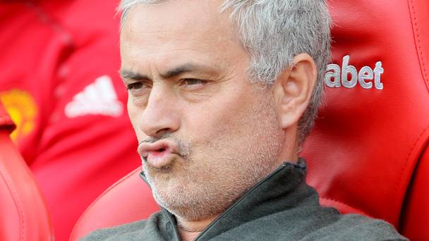 Jose Mourinho pose des questions sur une cible de transfert de Man United alors que les rapports prétendent qu'une entente est imminente