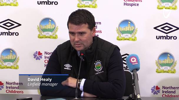 WATCH: «Je vais probablement avoir besoin d'un chapeau en étain et d'un costume blindé» – Le chef de Linfield, Healy, à la jambe de retour au Celtic Park