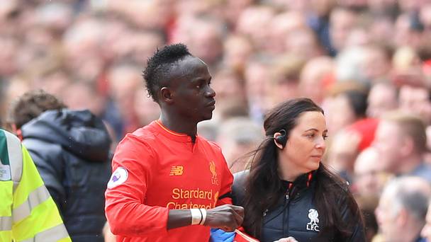 Sadio Mane s'est dégagé pour rejoindre le voyage de Liverpool en Allemagne suite à une blessure au genou