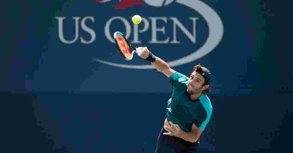 Un joueur de tennis se lève dans les classements après une chute horrible