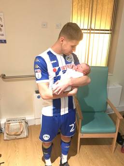 Moment génial que la star de Wigan marque deux fois et arrive à temps pour la naissance de son fils – en kit complet