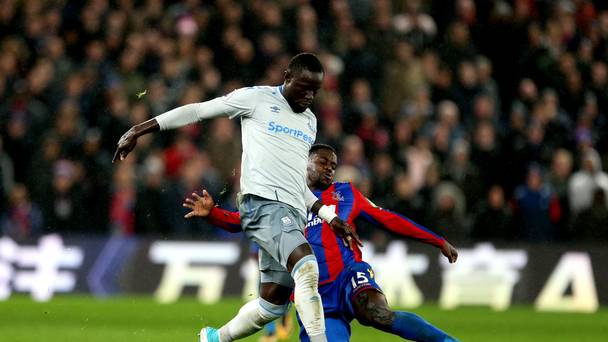 L'attaquant d'Everton a été suspendu pour devenir le premier joueur de Premier League à recevoir une suspension de plongée rétrospective