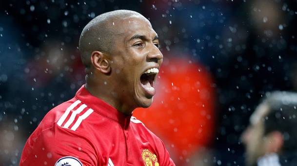 Ashley Young obtient une chance chanceuse alors que Manchester United a battu Brighton