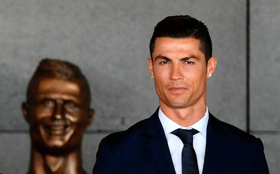 Le nouveau buste de Cristiano Ronaldo est révélé … et celui-ci lui ressemble