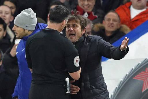 Angry Antonio Conte envoyé aux stands après un échange fougueux avec l'arbitre Neil Swarbrick