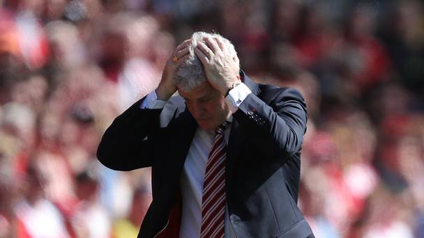 Mark Hughes mécontent que le gardien de but de Liverpool Simon Mignolet n'a pas expulsé