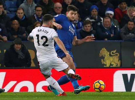 Robbie Brady reçoit le soutien du manager de Burnley Sean Dyche et de ses coéquipiers après un cauchemar de blessure