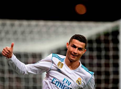 Cristiano Ronaldo lie le record de Lionel Messi après avoir remporté le cinquième prix Ballon d'Or