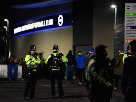 La police est obligée de s'excuser pour les prétentions de «knives et knuckledusters» lors du match de Premier League