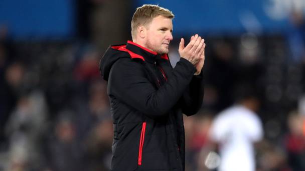 Eddie Howe félicite l'arbitre Jon Moss pour avoir admis une erreur
