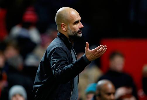 "Ce n'est pas vrai" – Pep Guardiola répond à José Mourinho alors qu'il prétend que Man City joue maintenant comme Barcelone