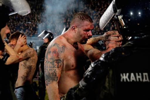 Photos: Des fans mal battus et dépouillés dans une violence sanglante lors du derby chaotique de Belgrade