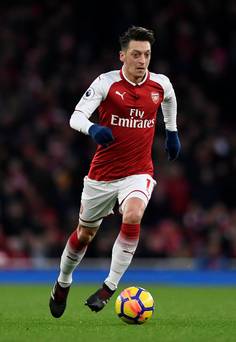 La magie d'Ozil envoie Newcastle plus profondément dans la zone de danger