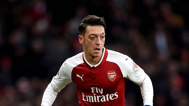En forme Ozil veut rester à Arsenal, insiste Wenger