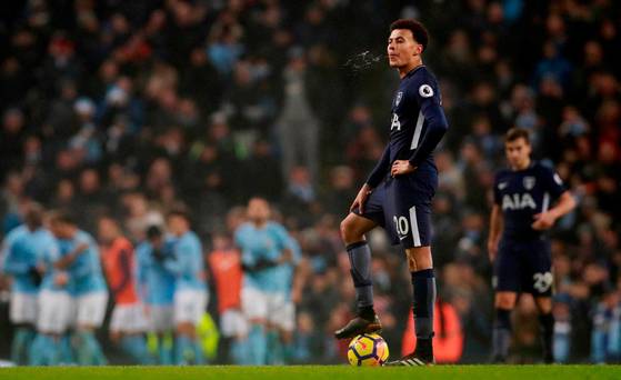 Mauricio Pochettino dit qu'il a l'intention de parler à Dele Alli de son manque de forme et de son horrible tacle sur Kevin De Bruyne