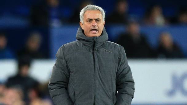 Jose Mourinho frappe à Paul Scholes alors qu'il défend Paul Pogba