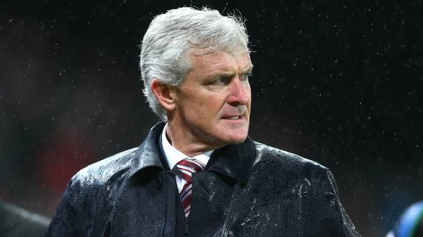 MONTRE: Le patron de Stoke, Mark Hughes, quitte la conférence de presse alors que la pression monte