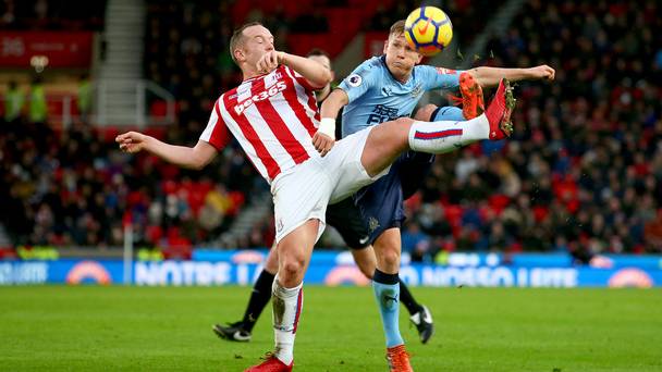 Charlie Adam défend le patron de Stoke Mark Hughes après la défaite à Newcastle