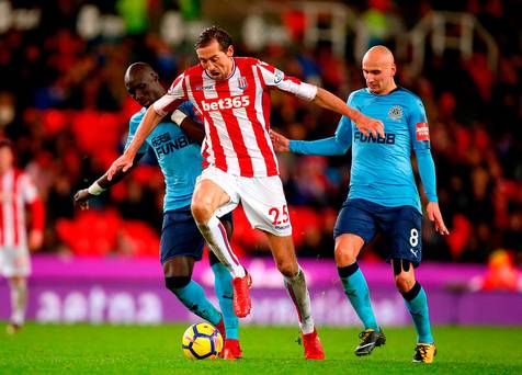 Le défiant Hughes face au sac alors que le pari de Stoke se retourne contre lui