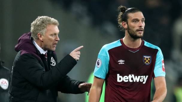 Le boss de West Ham David Moyes salue Andy Carroll après ses doubles revers West Brom