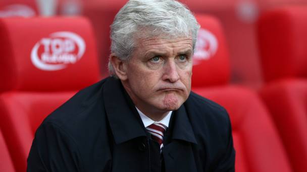Hughes sent la chaleur alors que Stoke commence à chercher un nouveau manager