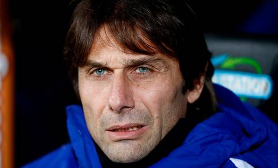 Antonio Conte frappe au «petit homme» Jose Mourinho comme la guerre des mots s'intensifie
