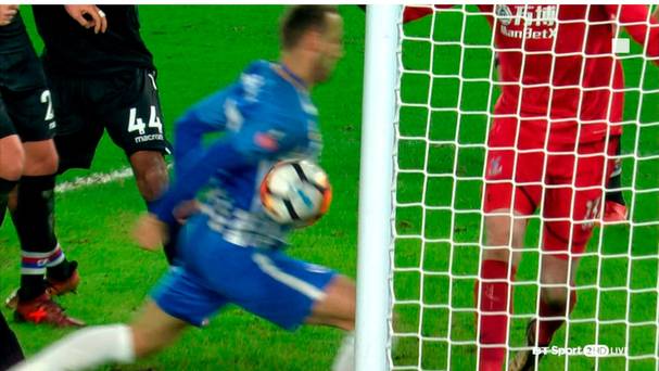 Le système VAR est inutilisé mais il y a une controverse alors que Brighton passe devant Crystal Palace