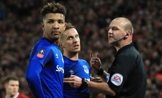 Le défenseur d'Everton, Mason Holgate, fait l'objet d'une enquête sur des tweets homophobes